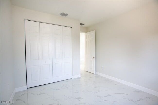 Building Photo - 1227 SE 3rd Ave