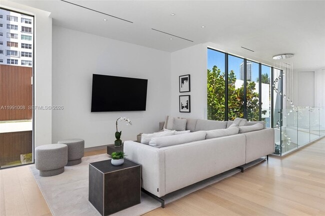 Building Photo - 503 Palm Dr