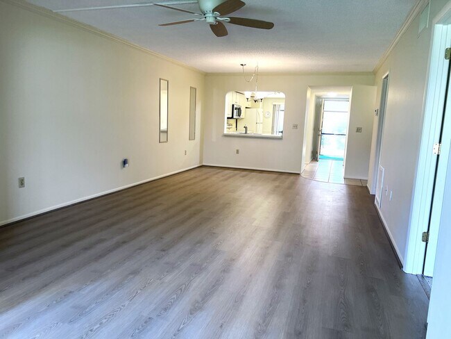Building Photo - New Listing!