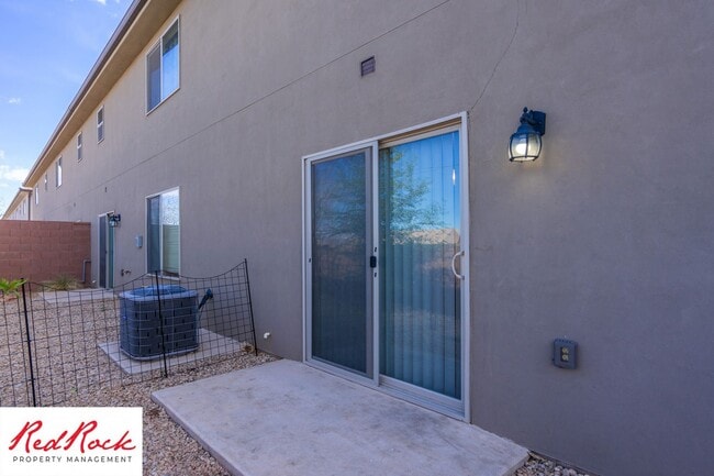 Building Photo - End Unit Fossil Hills Townhome with 3 Beds and 2.5 Baths