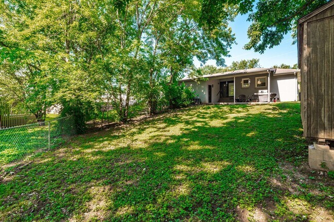 Building Photo - 127 B Susan Dr