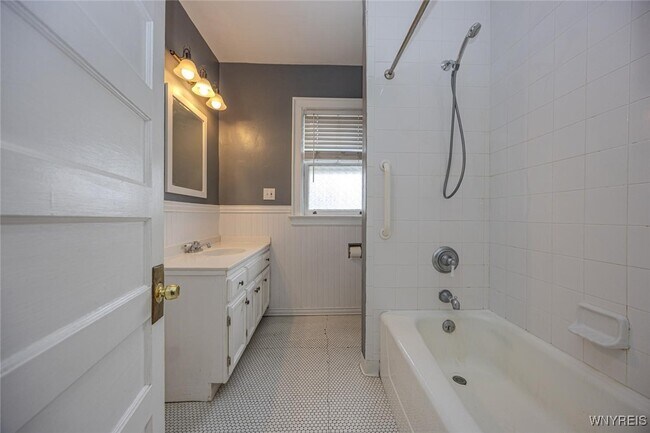 Building Photo - 507 W Delavan Ave