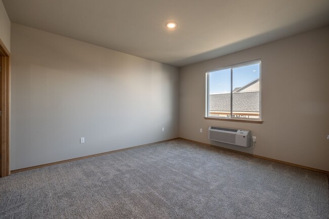Building Photo - 3 Bedroom 2 Bath Apartment Pet Friendly!