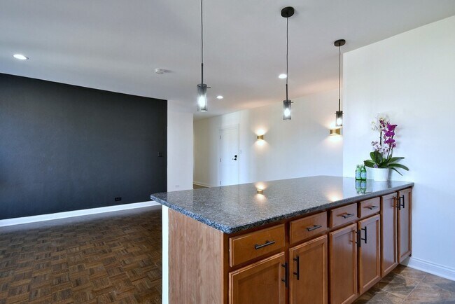 Building Photo - 1301 W Touhy Ave