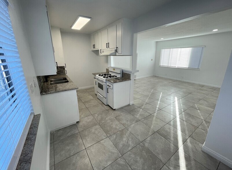 Dining room unit 4 - 571 W 12th St