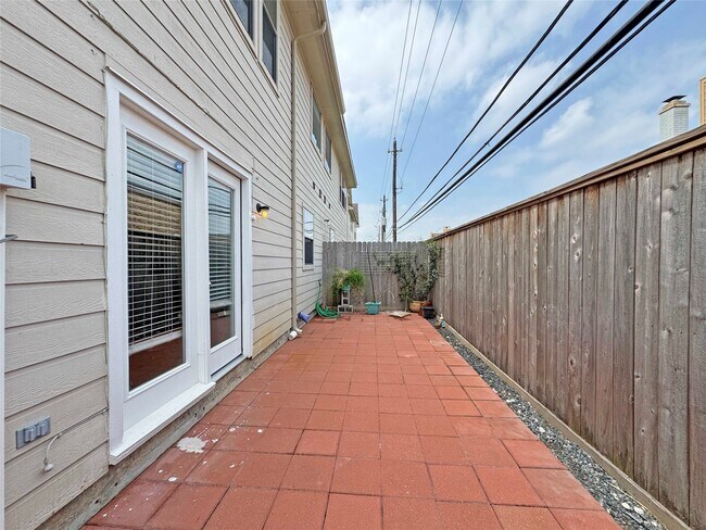 Building Photo - 6222 Skyline Dr