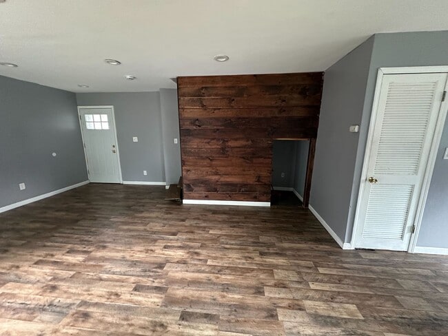 Building Photo - Discover this newly renovated 3-bedroom, 1.5-bath home in Euclid