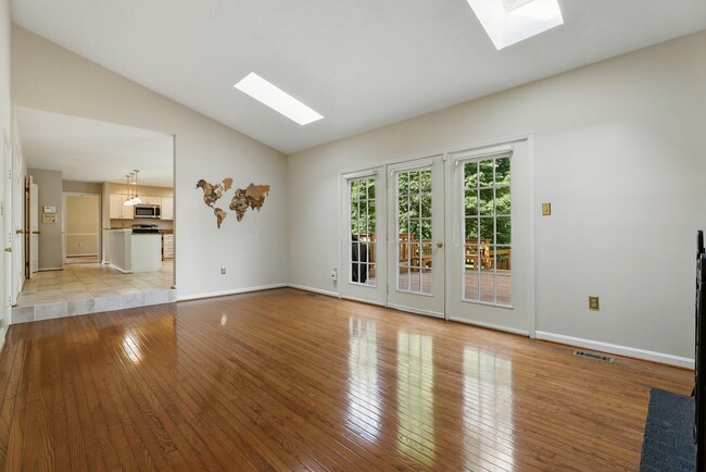 Building Photo - 14720 Peachwood Dr