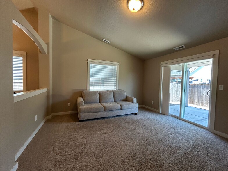 Living Area - 511 Casting St SE