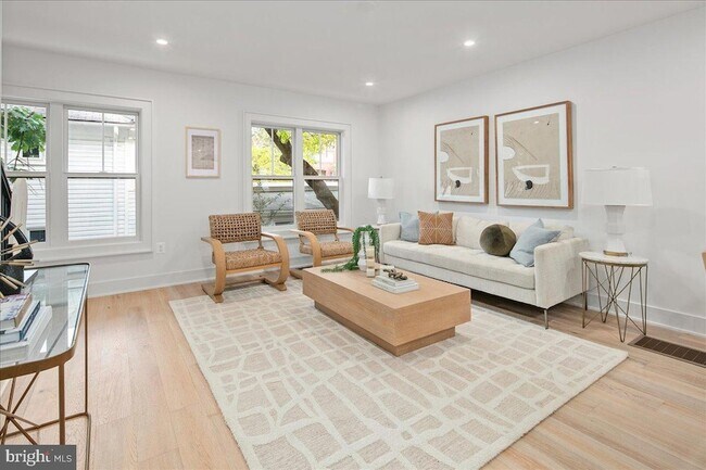 Building Photo - 911 N Irving St