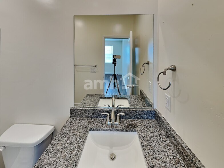 Building Photo - 2054 E Silverado Ln
