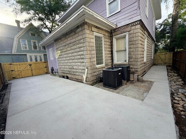 Building Photo - 440 E 6th St