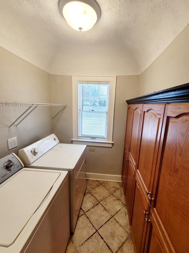 Building Photo - 255 Alger St SE