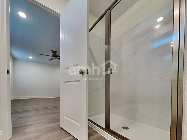 Building Photo - 11614 Hillside Dr