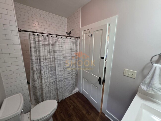 Building Photo - LARGE 4 BR HOME CLOSE TO DOWNTOWN W/ LOTS OF AMENITIES