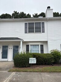 Building Photo - "Charming 2-Bed Townhouse Retreat in Winte...
