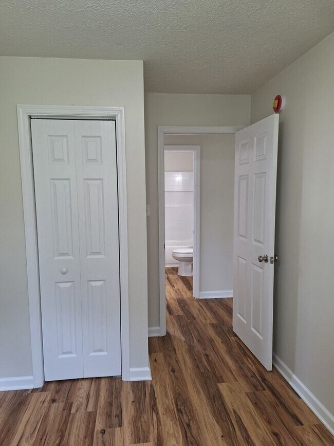 Building Photo - Duplex located in the heart of Oak Ridge.