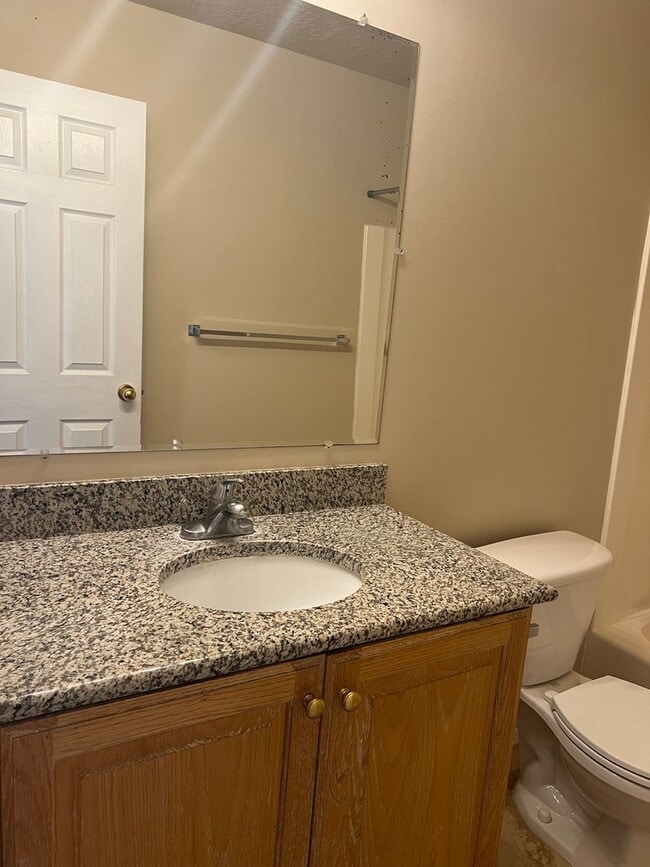 Building Photo - Brentwood Upper Level Condo - 2 Bed, 1 Bath with Washer/Dryer and Optix Internet!