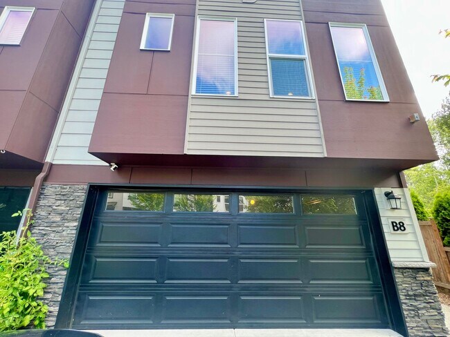 Building Photo - Exceptional 4 Bed 3 Bath Townhome on corner lot. One months rent free!!