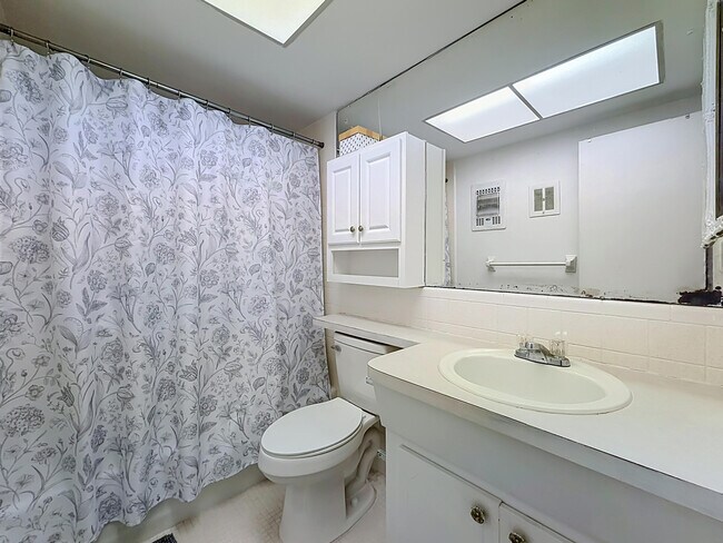Building Photo - 2121 NE 68th St