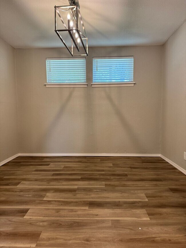 Building Photo - Newly renovated 3 bedroom 2.5 baths