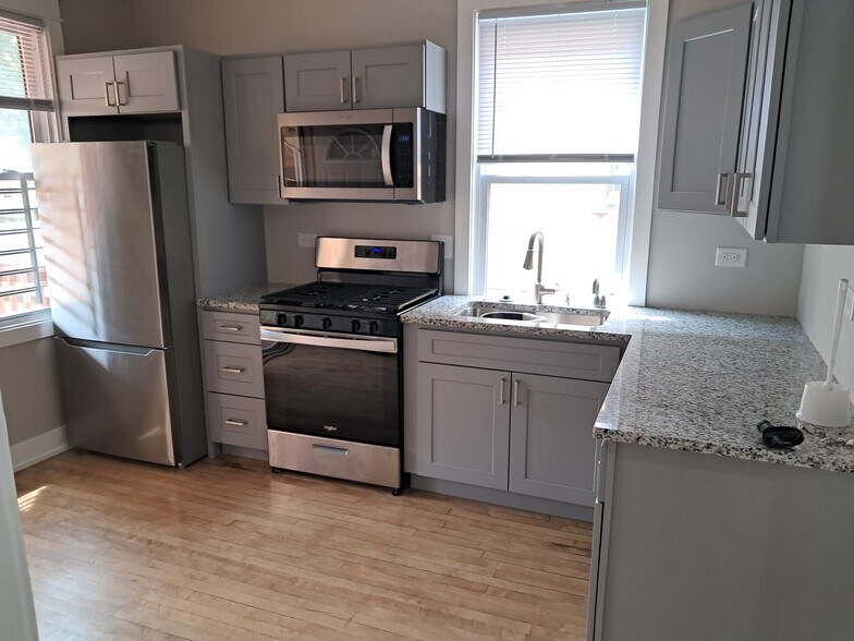 Kitchen - 2221 W Touhy Ave