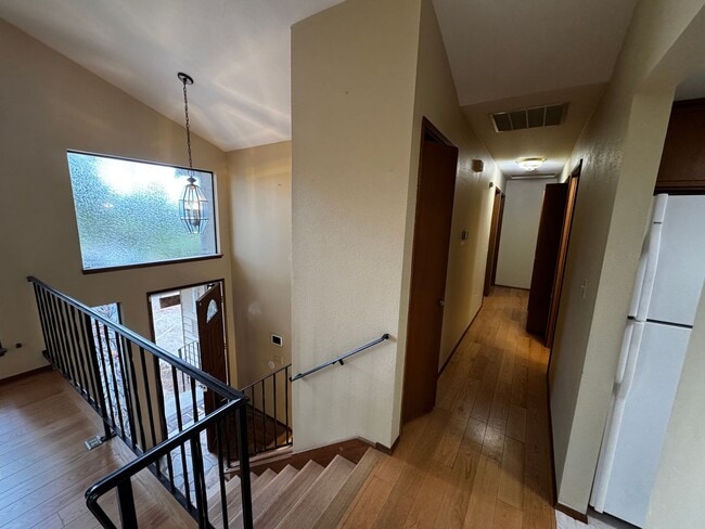 Building Photo - Silverdale Split-Level Home with Bonus Are...