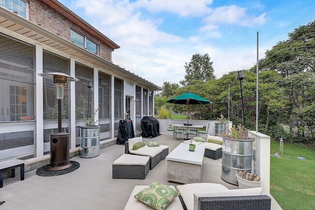 Building Photo - 8745 Old Charlotte Pike