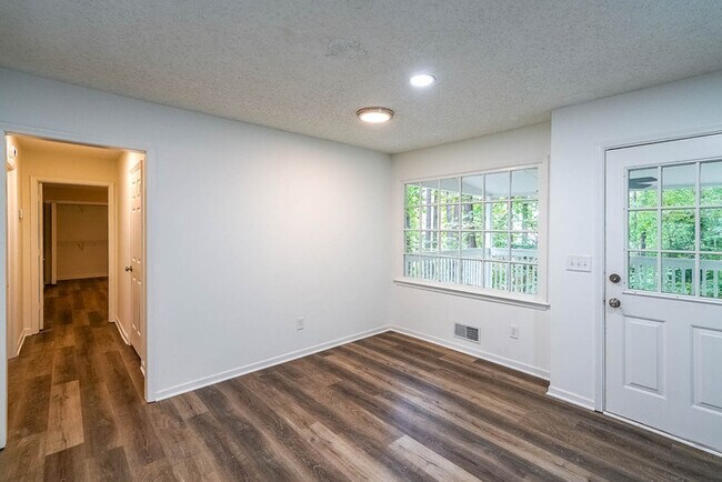 Building Photo - 317 E Claiborne Ct