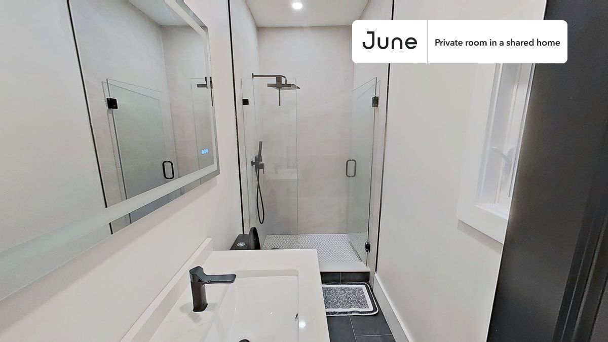 Building Photo - Room in Shared 5 bed/2 bath home
