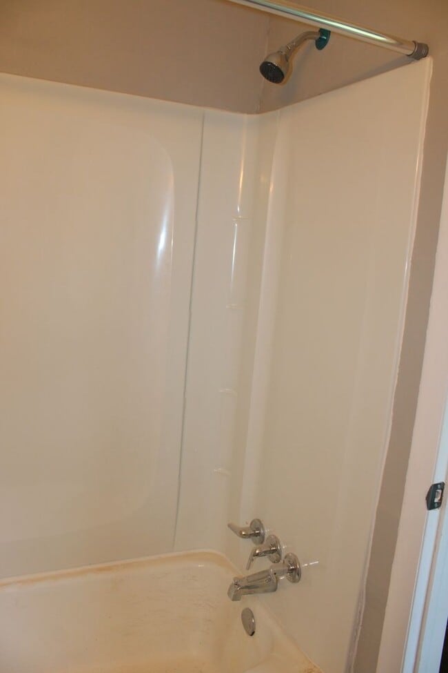 Building Photo - REMODELED!!  3 beds, 2 bath