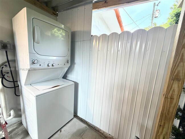 Building Photo - 931 SW 82nd Ave