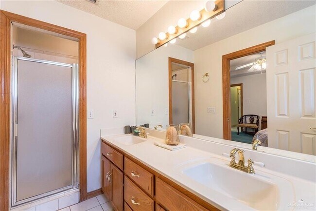 Building Photo - 1801 Crown Pointe Blvd