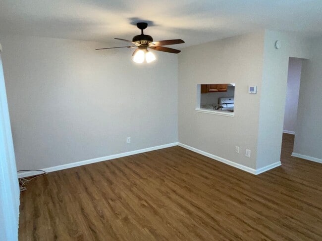 Building Photo - 3BD 2.5BA End Unit Townhome