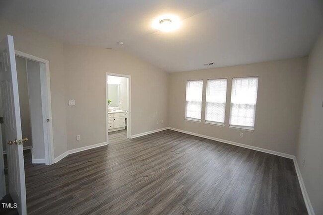 Building Photo - Spacious End-unit Townhome, LVP Floors, Op...