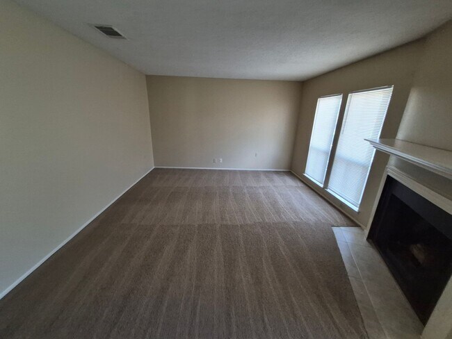 Building Photo - 120 Friendswood Path