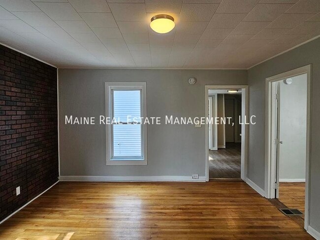 Building Photo - 27 Elm St