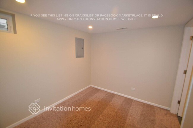 Building Photo - 5550 N Lotus Ave