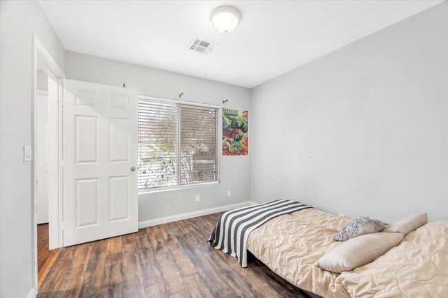Building Photo - Great location 3 bedrooms 2 1/2 bath, community pool, St. Rose pkwy and Spencer