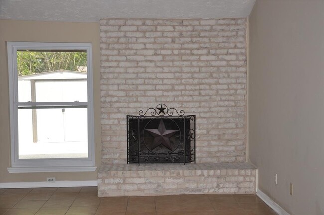 Building Photo - 4715 Glendower Dr