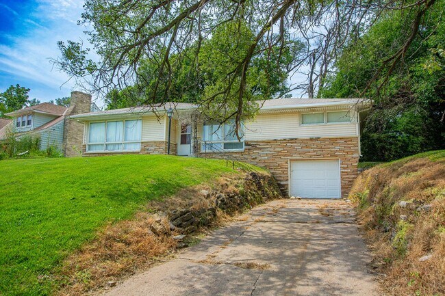Building Photo - Extremely Spacious 2 Bedroom / 1 Bath Home