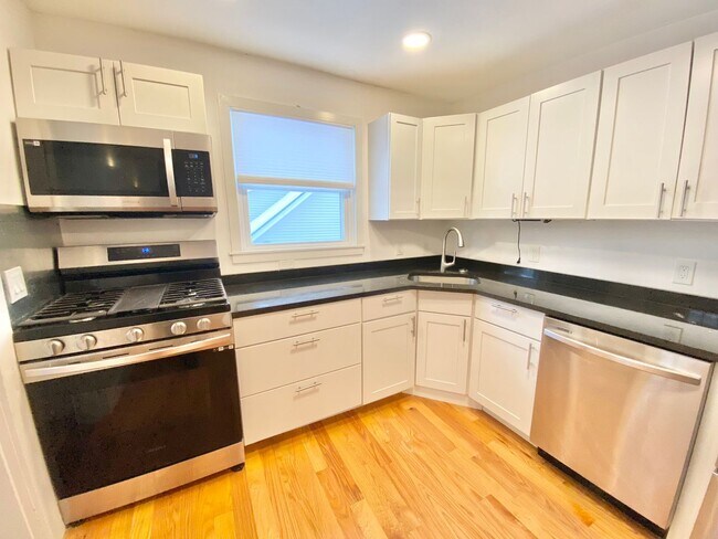 Building Photo - 69 Russell St