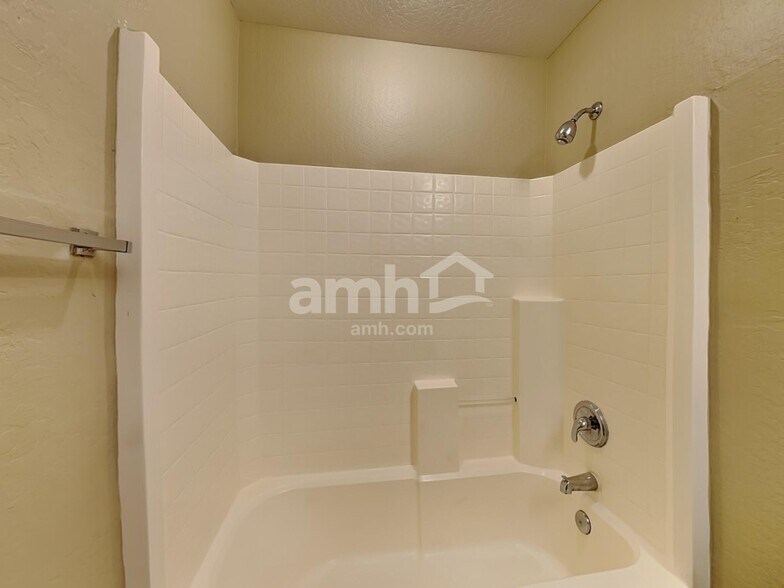 Building Photo - 10406 W Miami St