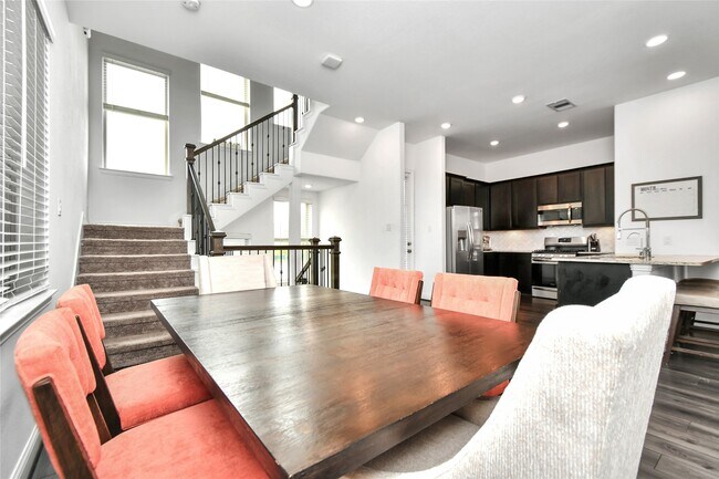 Building Photo - 11012 Mikula Dr