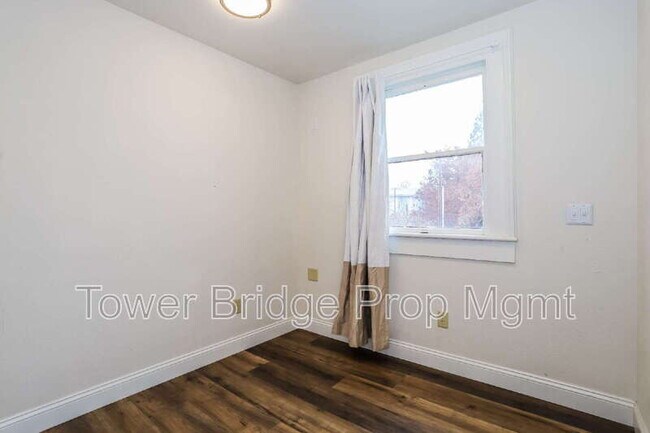 Building Photo - 1106 G St