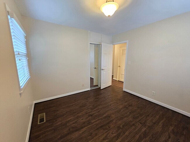 Building Photo - Newly remodeled 3 bed/1 bath home with a 1...