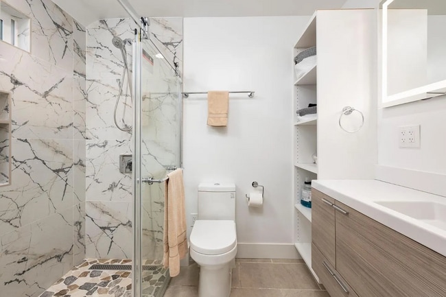 Building Photo - 1326