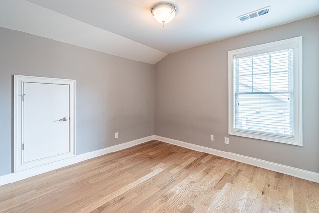 Building Photo - Stunning 4-bedroom, 3.5-bathroom home loca...