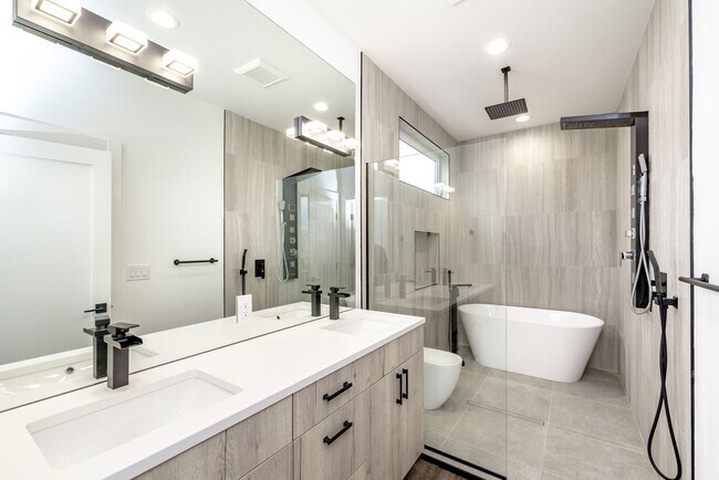 Building Photo - Edgewood Stunner