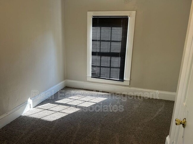 Building Photo - 329 E Tinsley St